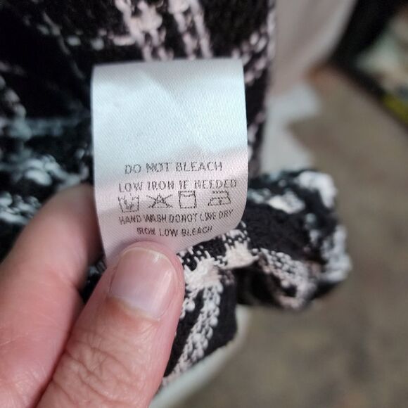 Urban Daizy Black and White Plaid Button Close Shacket Size Medium - Picture 12 of 13